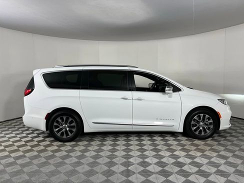 Used 2022 Chrysler Pacifica Pinnacle image 5