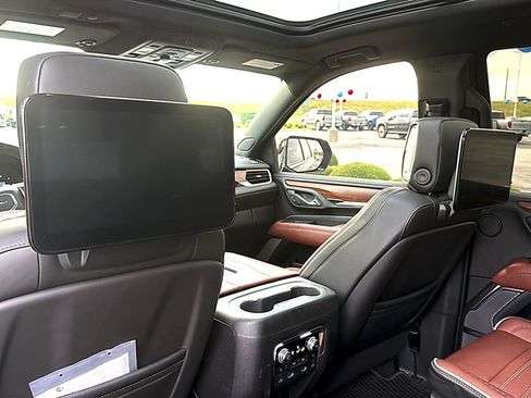 Used 2023 GMC Yukon Denali Ultimate AWD/4WD image 6