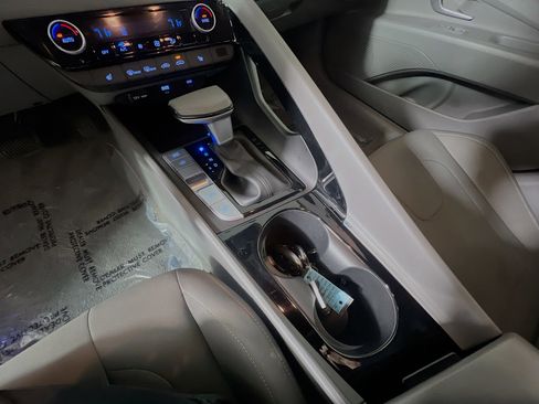 Used 2025 Hyundai Elantra SEL image 25