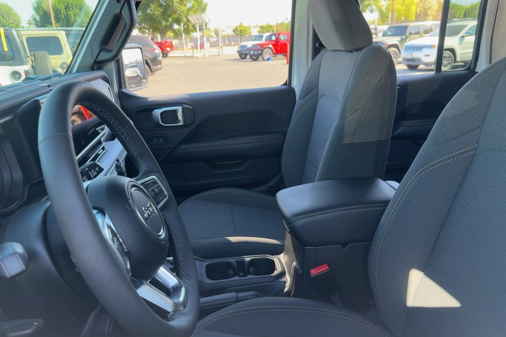 Used 2026 Jeep Wrangler Unlimited Sahara AWD/4WD image 11