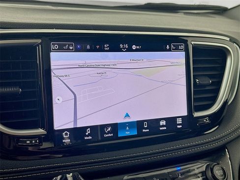 New 2026 Chrysler Pacifica Limited w/ Uconnect Theater Family Group image 15