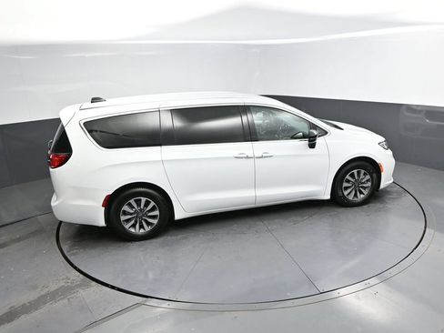 Used 2024 Chrysler Pacifica Limited FWD image 31