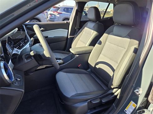 Used 2025 Chevrolet Trax LT image 5