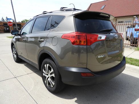 Used 2015 Toyota RAV4 LE w/ Four Season Floor Mat Package AWD/4WD image 8