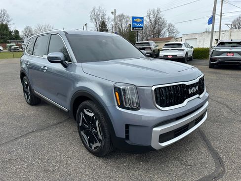 Used 2025 Kia Telluride EX w/ EX Captain's Chair Package image 3