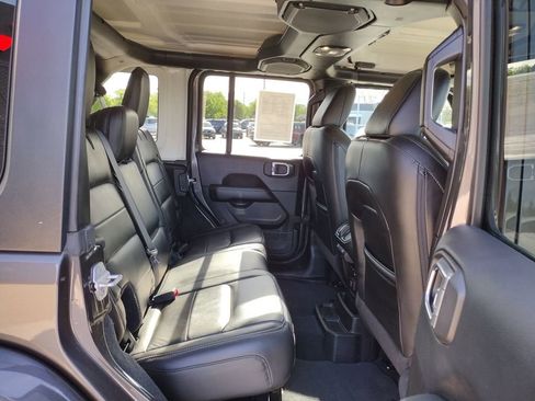 Used 2018 Jeep Wrangler Unlimited Sahara w/ Uconnect 4C Nav & Sound Group AWD/4WD image 21