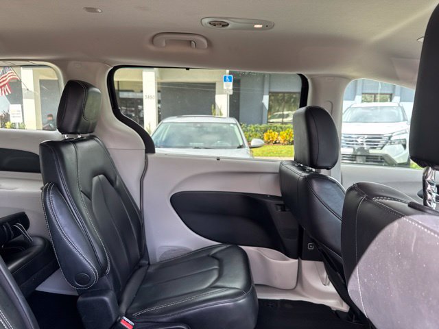 Used 2023 Chrysler Pacifica Touring-L FWD image 14