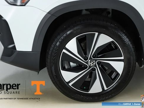 Used 2025 Volkswagen Taos SE w/ Panoramic Sunroof Package AWD/4WD image 5