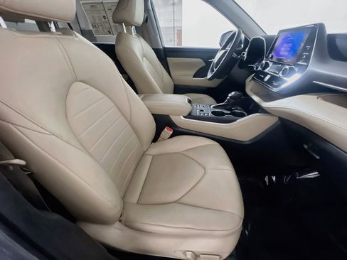 Used 2023 Toyota Highlander XLE AWD/4WD image 31