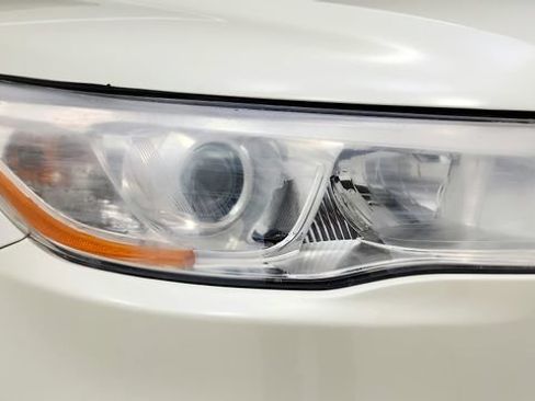 Used 2015 Toyota Highlander Limited Platinum FWD image 22
