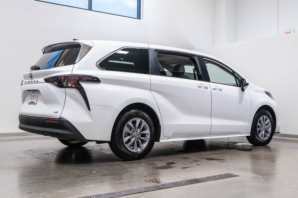 Certified 2025 Toyota Sienna LE FWD image 9