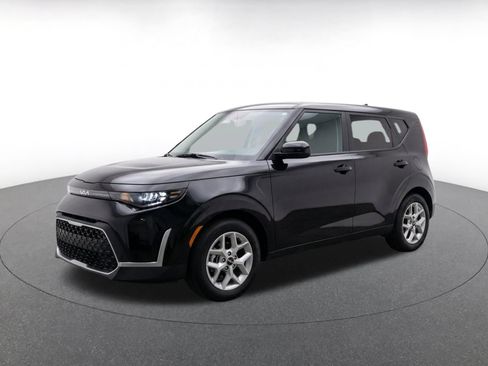 Used 2025 Kia Soul LX w/ LX Technology Package FWD image 3