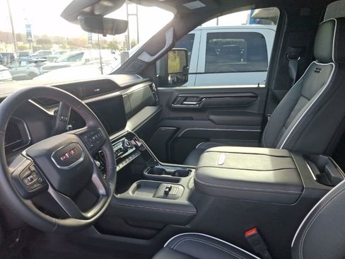 Used 2025 GMC Sierra 2500 AT4X image 13