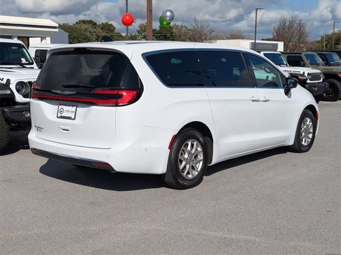 New 2025 Chrysler Pacifica Select image 5