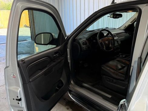 Used 2010 GMC Yukon Denali RWD image 8