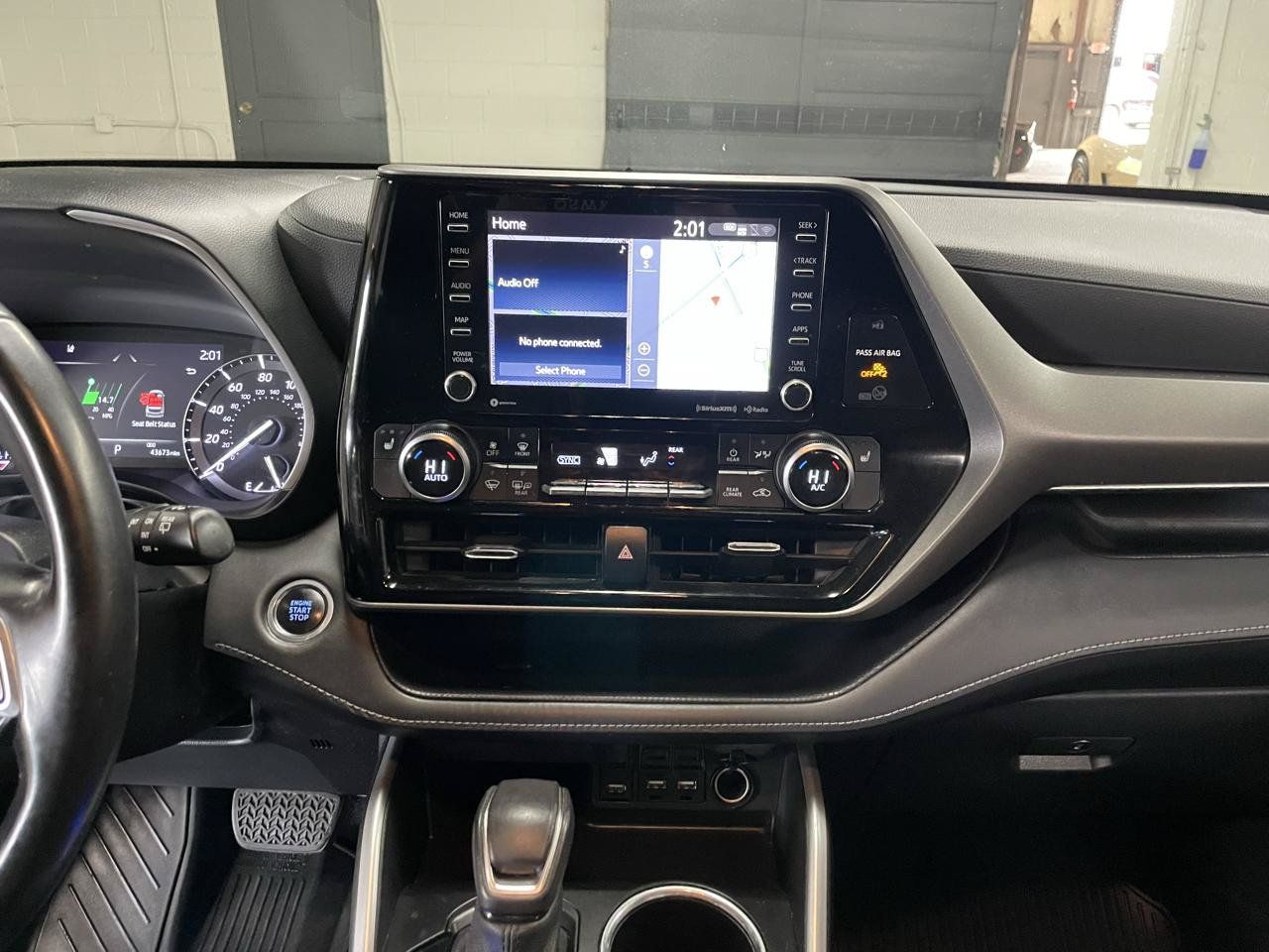 Used 2021 Toyota Highlander XLE AWD/4WD image 21