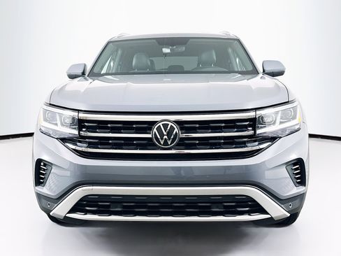 Used 2021 Volkswagen Atlas Cross Sport SE w/ Panoramic Sunroof Package image 2