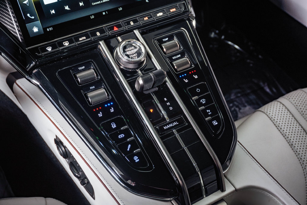 Used 2025 Aston Martin V8 Vantage Coupe RWD image 29