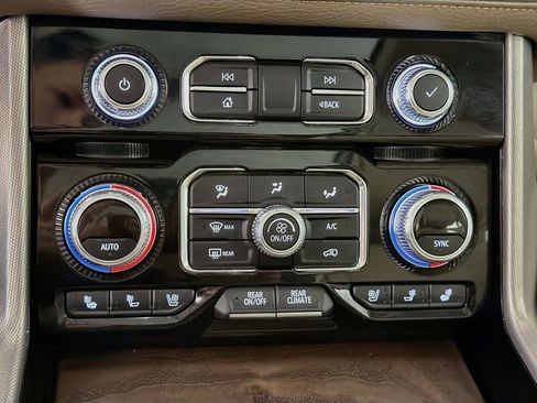 Used 2021 GMC Yukon XL Denali w/ Denali Premium Package AWD/4WD image 17