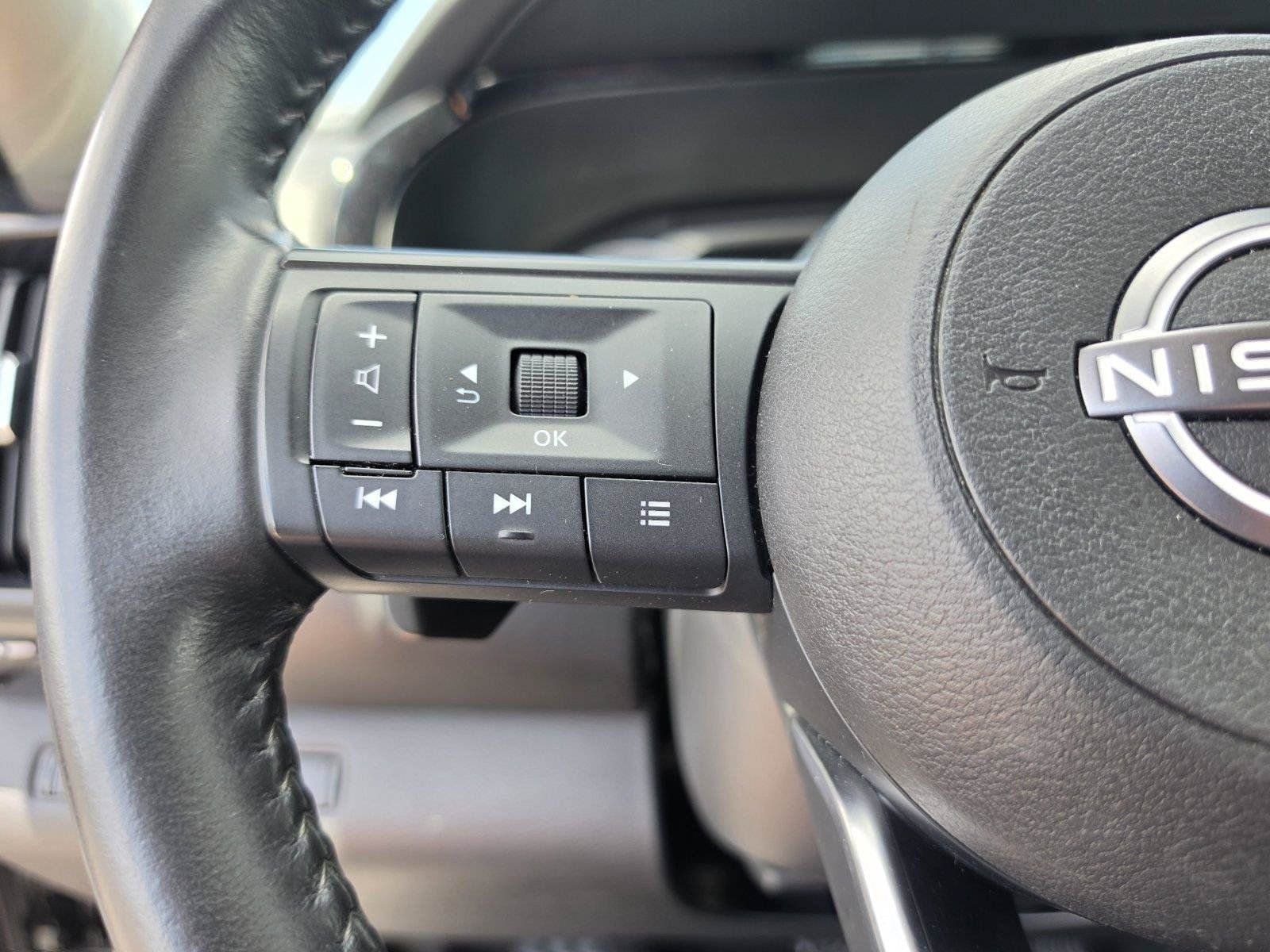 Used 2025 Nissan Pathfinder SV FWD image 27