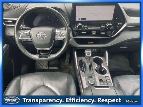 Used 2023 Toyota Highlander Platinum image 14