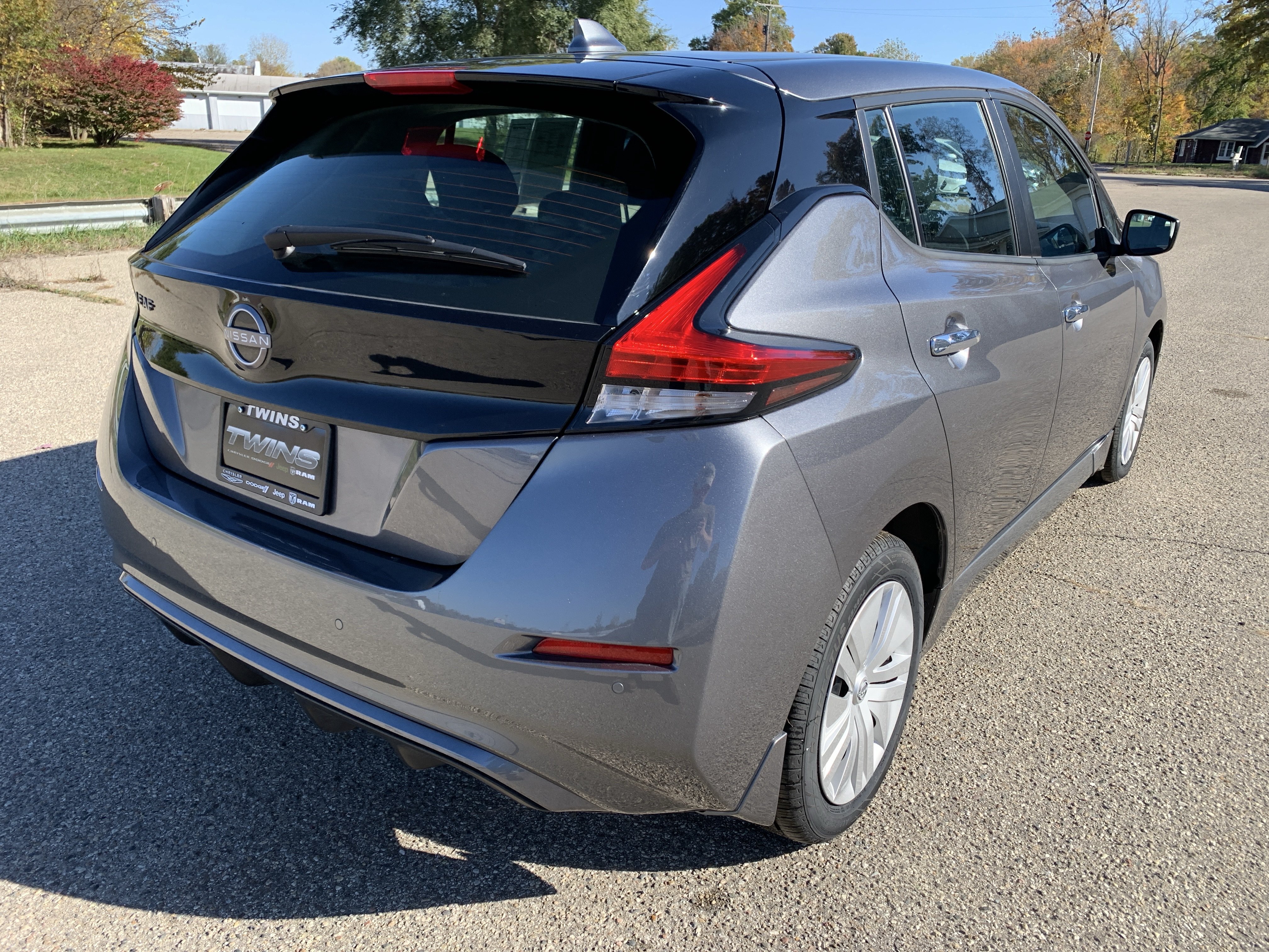 Used 2025 Nissan Leaf S FWD image 3