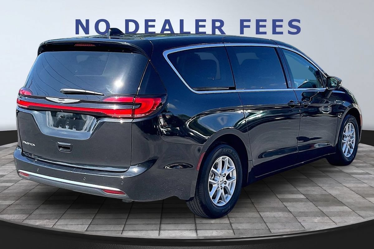 Used 2023 Chrysler Pacifica Touring-L FWD image 6