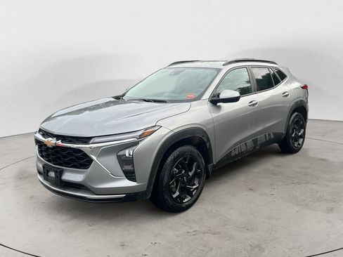 Used 2026 Chevrolet Trax LT w/ Driver Confidence Package FWD image 1