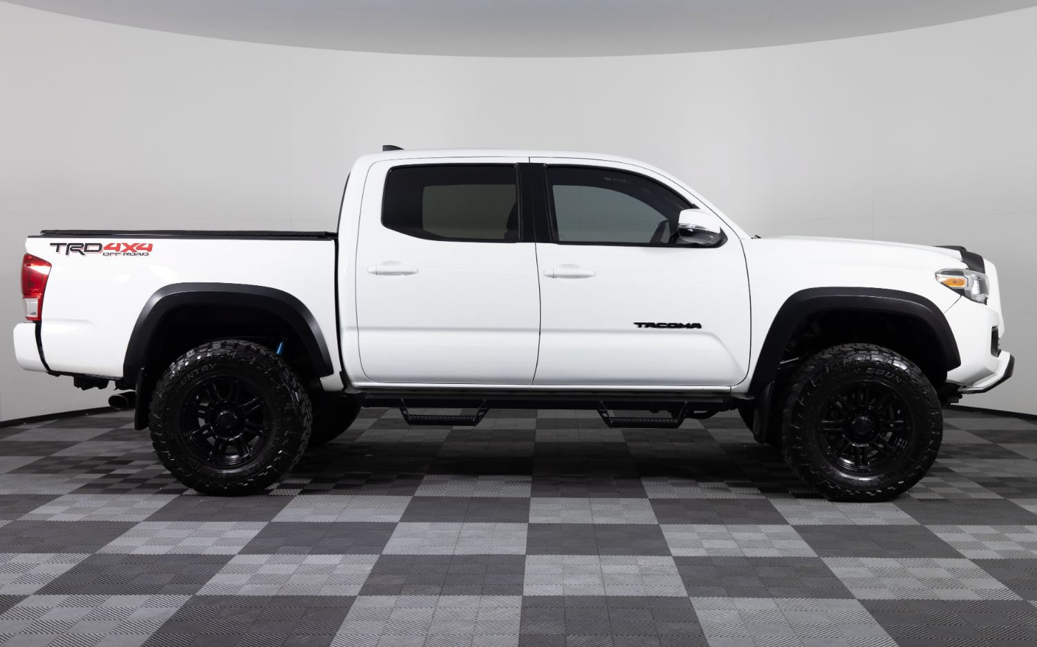 Used 2017 Toyota Tacoma TRD Off-Road w/ Premium & Technology Package AWD/4WD image 9