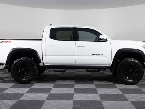 Used 2017 Toyota Tacoma TRD Off-Road w/ Premium & Technology Package AWD/4WD image 9