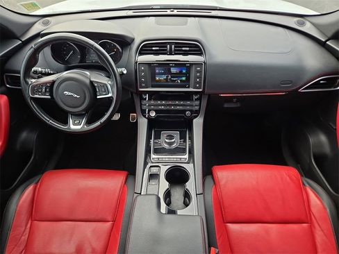 Used 2017 Jaguar F-PACE R-Sport image 14