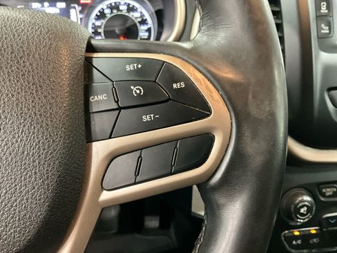 Used 2017 Jeep Cherokee Latitude AWD/4WD image 19