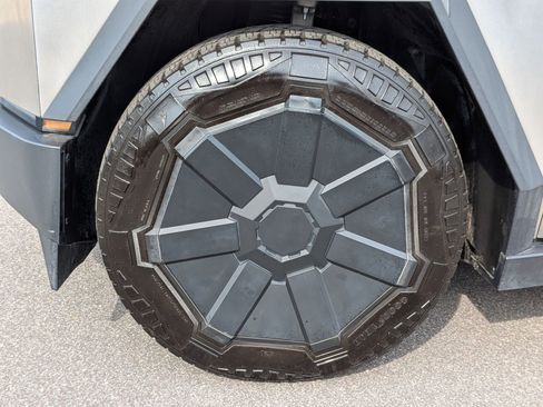 Used 2024 Tesla Cybertruck AWD Crew Cab image 10