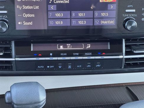 Used 2024 Toyota Sienna LE image 5