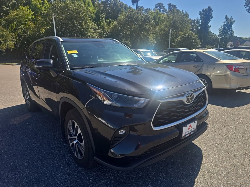 Used 2024 Toyota Highlander XLE AWD/4WD image 3