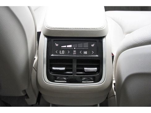 Used 2016 Volvo XC90 T6 Momentum w/ Momentum Plus Package image 15