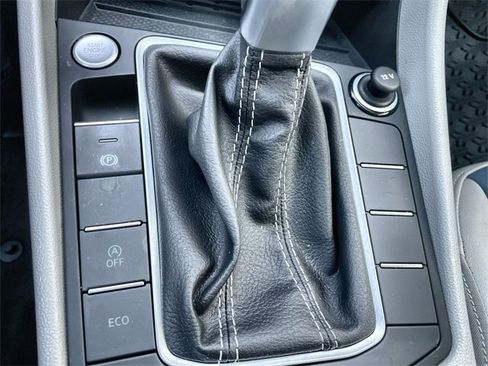 Used 2025 Volkswagen Jetta SE w/ Sunroof Package image 26