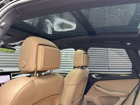 Used 2025 Porsche Macan image 15