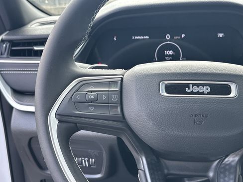 Used 2025 Jeep Grand Cherokee L Laredo image 30