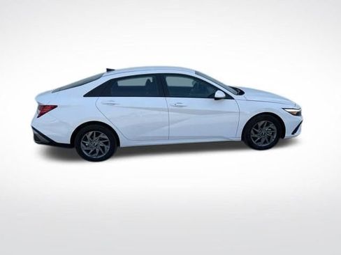 Used 2025 Hyundai Elantra Blue image 3