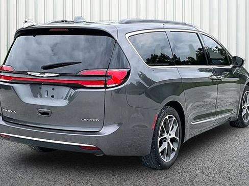 Used 2022 Chrysler Pacifica Limited w/ Uconnect Theater Family Group FWD image 12