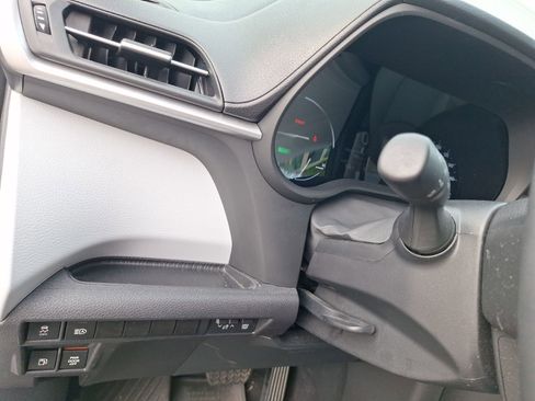 Used 2025 Toyota Sienna XLE image 18