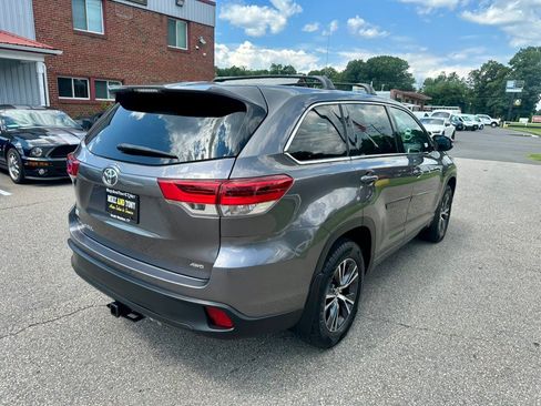 Used 2017 Toyota Highlander LE AWD/4WD image 6
