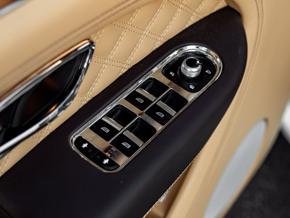 Used 2023 Bentley Bentayga AWD/4WD image 16