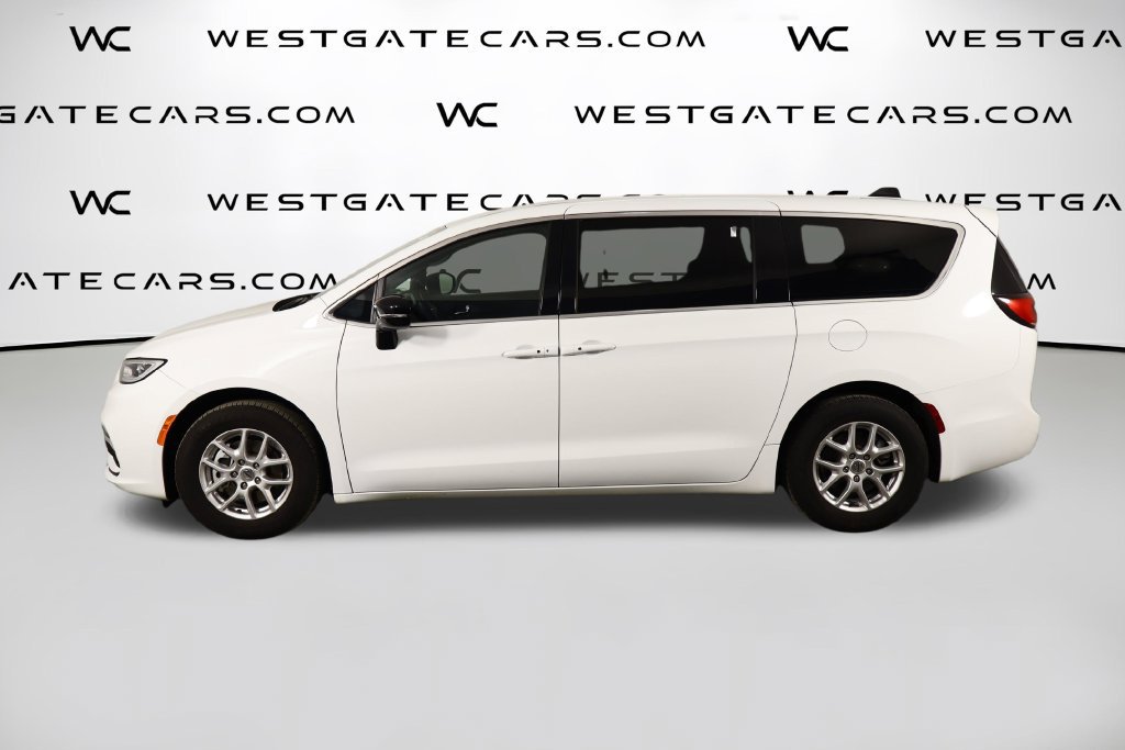 Used 2025 Chrysler Pacifica Select FWD image 5