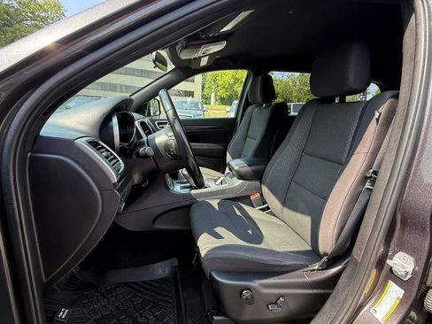 Used 2019 Jeep Grand Cherokee Laredo AWD/4WD image 2