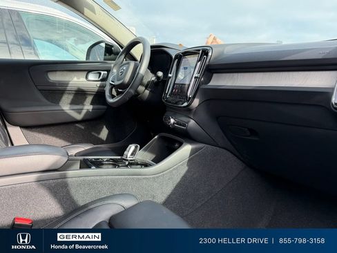 Used 2023 Volvo XC40 B4 Ultimate FWD image 3
