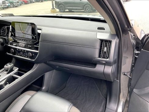 Used 2024 Nissan Pathfinder SL AWD/4WD image 12