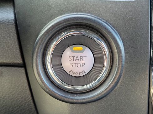 Used 2023 Nissan Titan SV w/ SV Convenience Package image 18