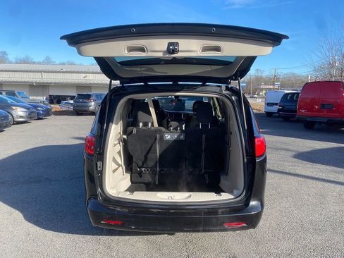 Used 2020 Chrysler Voyager LX image 24